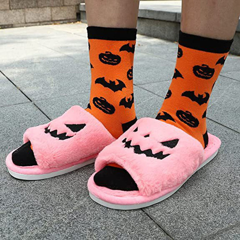 Acogedoras pantuflas de casa con diseño de calabaza de Halloween