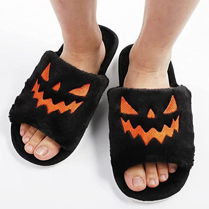 Acogedoras pantuflas de casa con diseño de calabaza de Halloween